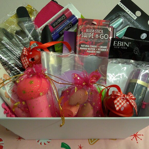 Merry & Matte-18-Piece Holiday Makeup Gift Set, Christmas Gifts for Her - Picture 3 of 6